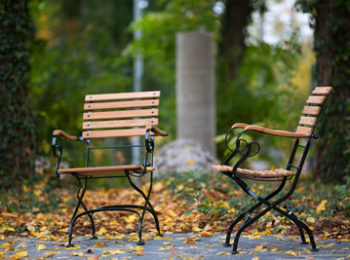 Zwei Stühle im Park