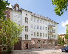 Objektansicht mit Hofeinfahrt - Paulusviertel – Einzigartige 3-Zi.-Whg. mit Balkon + moderner Ausstattung in historischem Altbau!