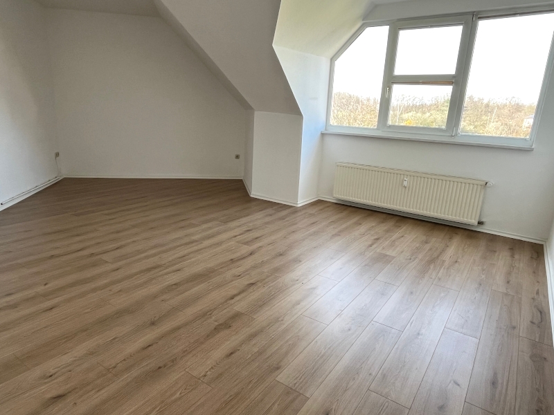 geräumiges Wohnzimmer