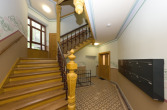 historisches Treppenhaus - Beliebtes Brunnenviertel: Gut geschnittene, geräumige 4-Zi.-Whg. m. Balkon + attraktiver Ausstattung