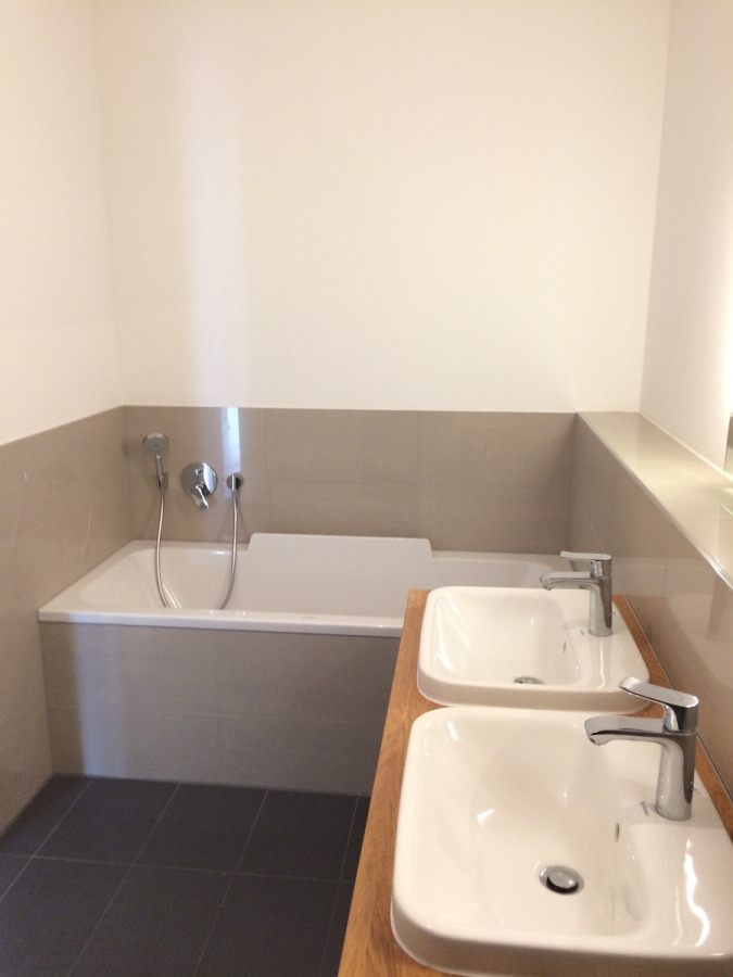 modernes Bad mit Wanne