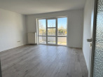 helles, geräumiges Wohnzimmer - Wohnen in ruhiger, grüner Lage – Schicke 2-Zi.-Single-Whg. mit Balkon!