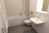 modernes Bad mit Wanne - WBS erforderlich!!! Schicke und moderne 2-Zi.-Single-Whg. mit Balkon in Neubau von 2022