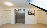 Hauseingangsbereich + Aufzug - WBS erforderlich!!! Schicke und moderne 2-Zi.-Single-Whg. mit Balkon in Neubau von 2022