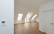 Blick ins Wohnzimmer - WBS erforderlich!!! Schicke und moderne 2-Zi.-Single-Whg. mit Balkon in Neubau von 2022