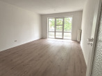 Wohnzimmer - Geräumige 2-Zi.-Whg. mit Balkon u. guter Ausstattung in ruhiger, grüner Lage!