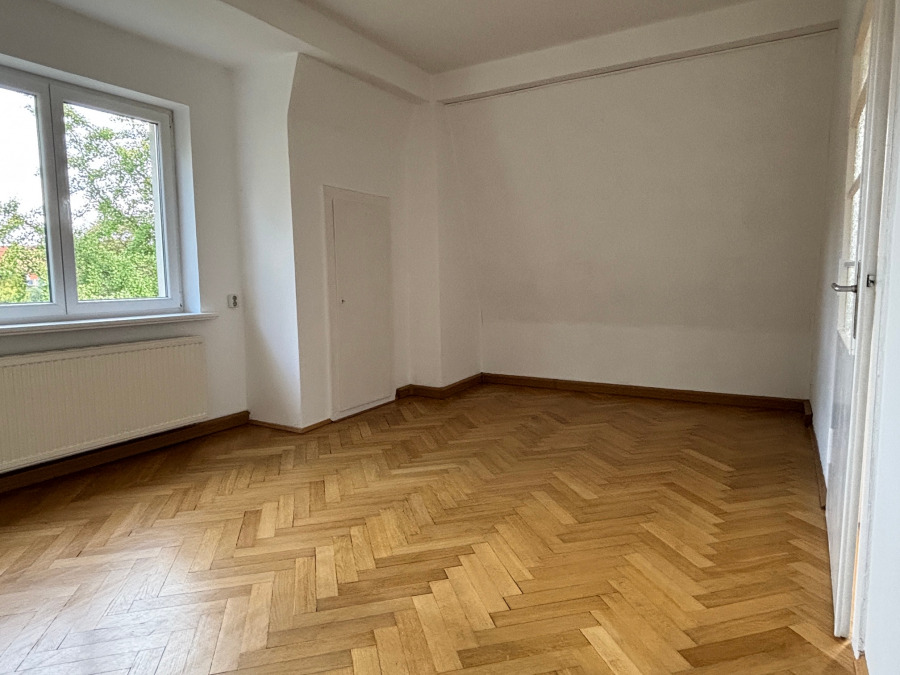Schlafzimmer mit Wandschrank