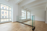 Referenz_Blick von Empore ins WoZi - Loftartige 2-Zi.-Whg. mit Empore und moderner Ausstattung in alter Buchbinderfabrik