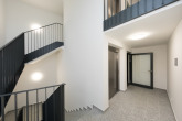Treppenhaus mit Aufzug - +++ Weißer Wohnberechtigungsschein erforderlich!!! 4-Zi.-Whg. in modernem Neubau +++