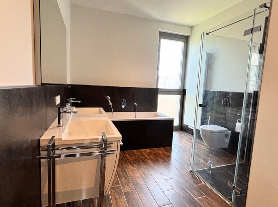 Bad 1 mit Fenster, Wanne + Dusche