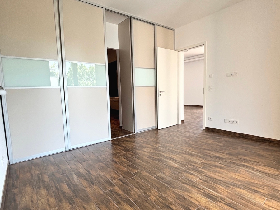 Schlafzi. mit Einbauschrank + Bad dahinter