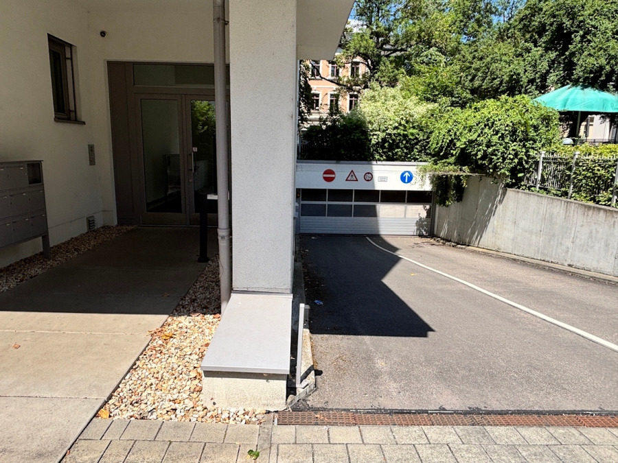 Hauseingang + Zufahrt Tiefgarage