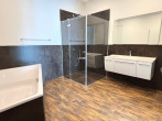 Bad 2 mit großer Dusche