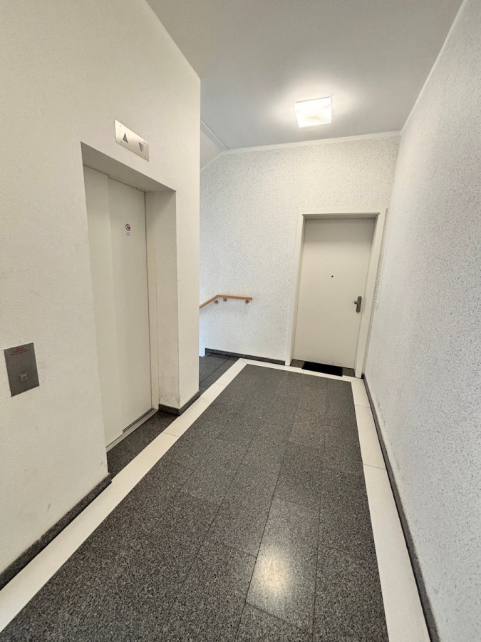 Treppenhaus mit Aufzug