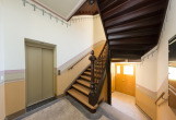 historisches Treppenhaus + Aufzug - Beliebtes Brunnenviertel! Attraktive + geräumige 4-Zi.-Whg. mit großem Balkon und guter Ausstattung!