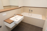 Wanne im Bad - Moderner Neubau aus 2020: 3 Zimmer, offene Küche, große Loggia, hochwertige Ausstattung