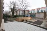 Hof mit kleinem Sandkasten - Moderner Neubau aus 2020: 3 Zimmer, offene Küche, große Loggia, hochwertige Ausstattung