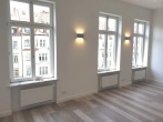 Zimmer mit großen Fenstern