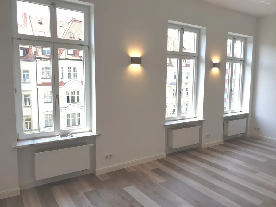 Zimmer mit großen Fenstern