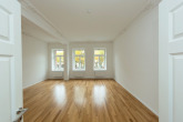 geräumiges Wohnzimmer