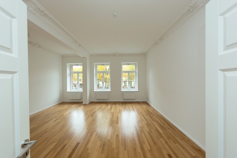 geräumiges Wohnzimmer