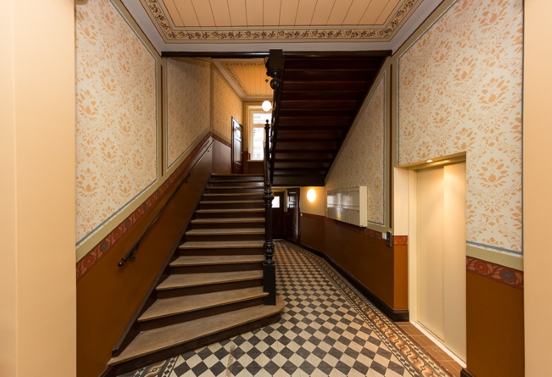 Treppenhaus mit Lift