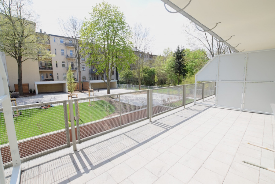 großer sonniger Balkon