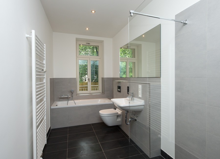 Tageslichtbad mit Dusche und Wanne
