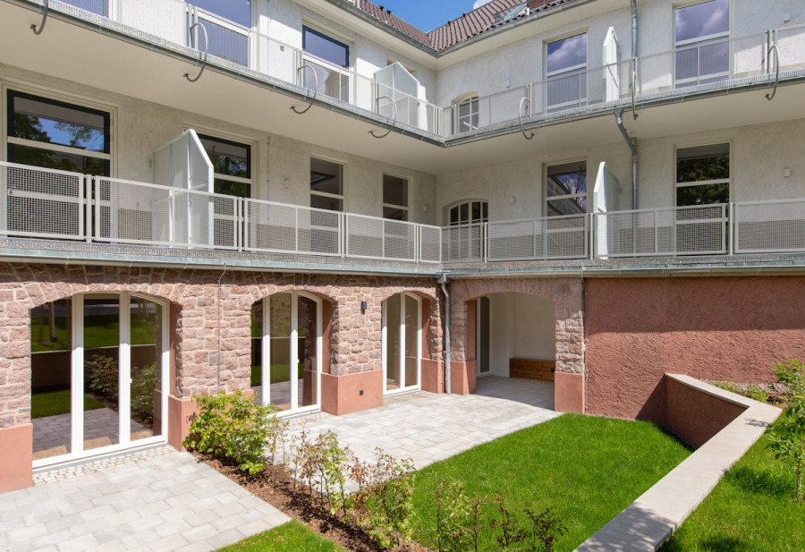 Terrasse mit Loggia + Gartenanteil