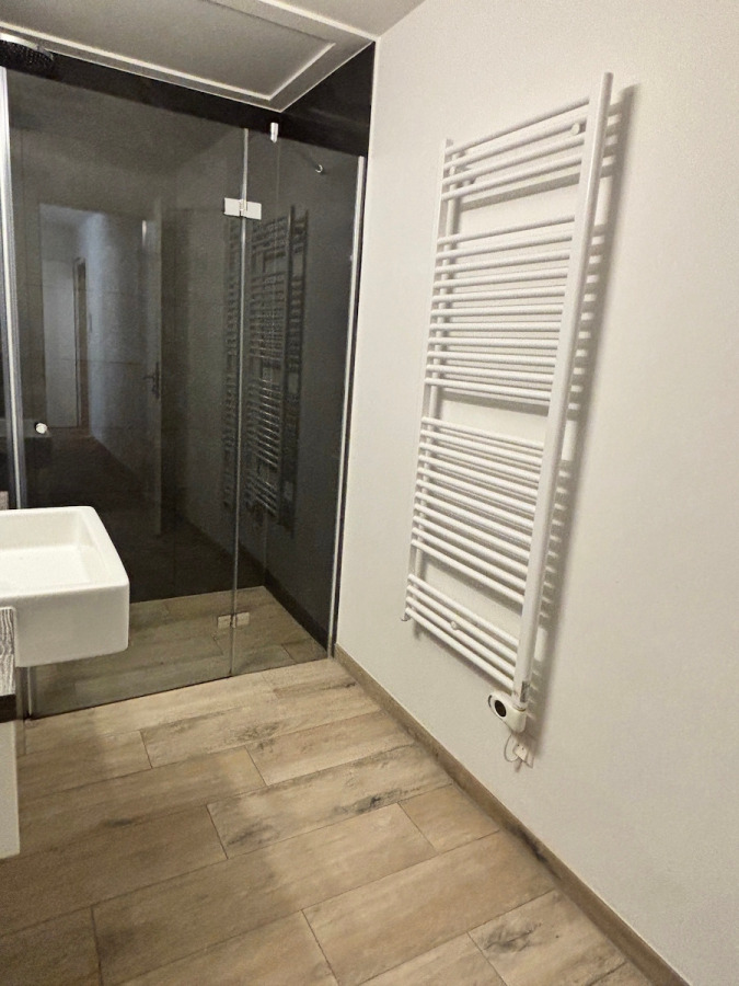 Bad mit Dusche im GG