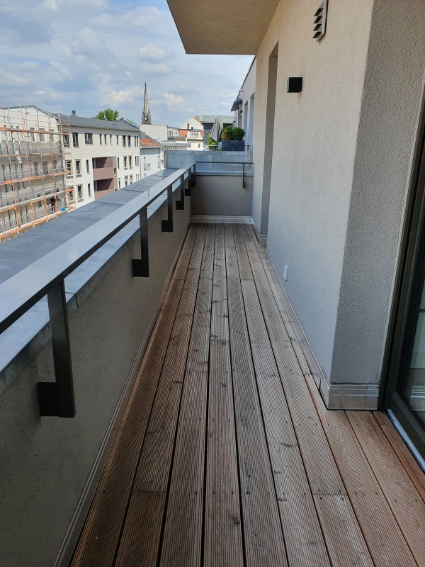 kleine Terrasse straßenseitig