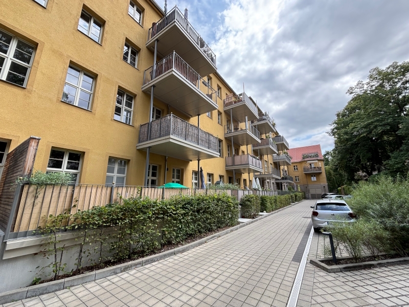 abgegrenzte Terrasse im EG