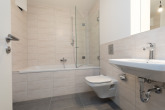 modernes Bad mit Wanne