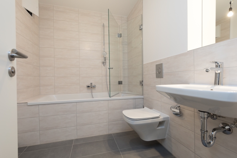 modernes Bad mit Wanne