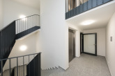 Treppenhaus mit Aufzug