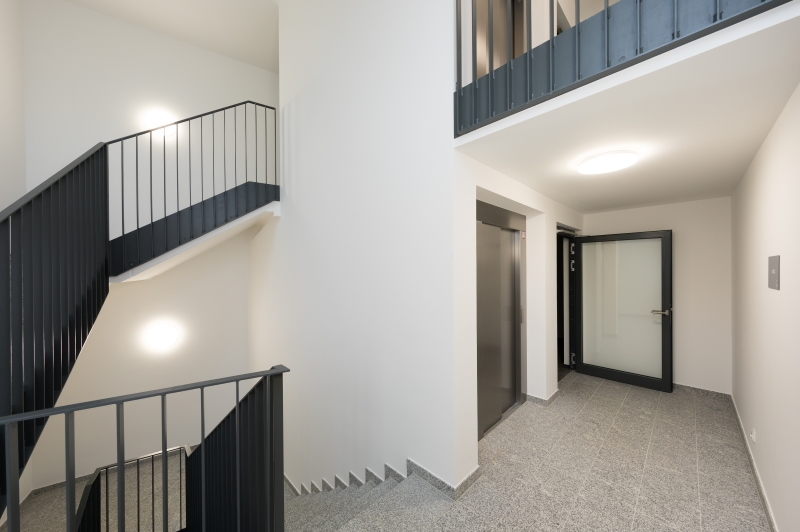 Treppenhaus mit Aufzug