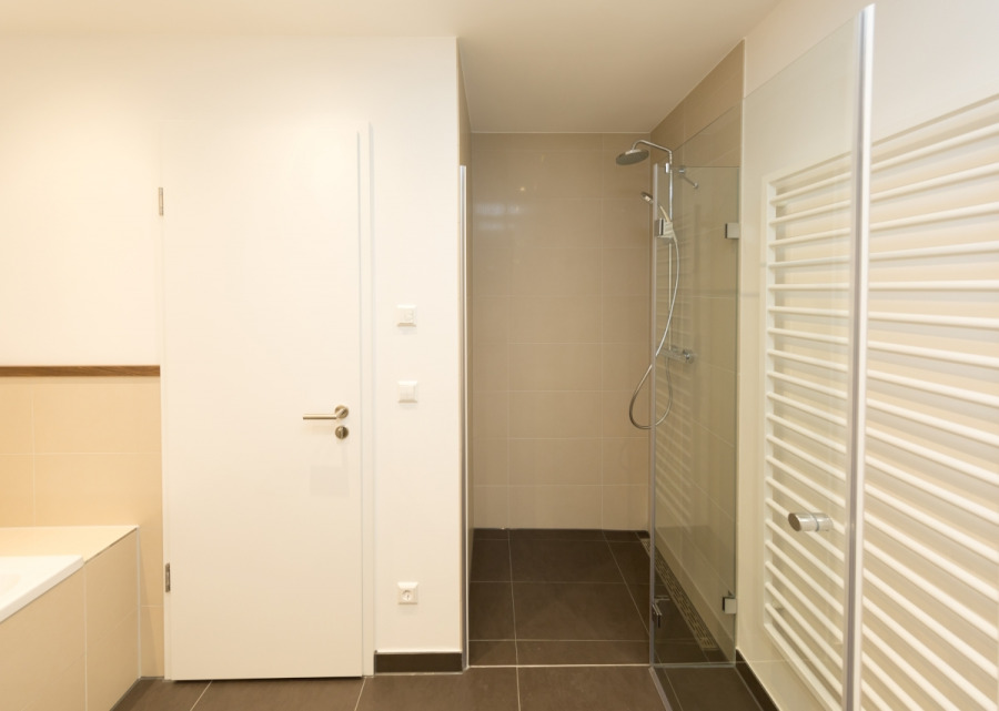 Bad mit Dusche + Wanne