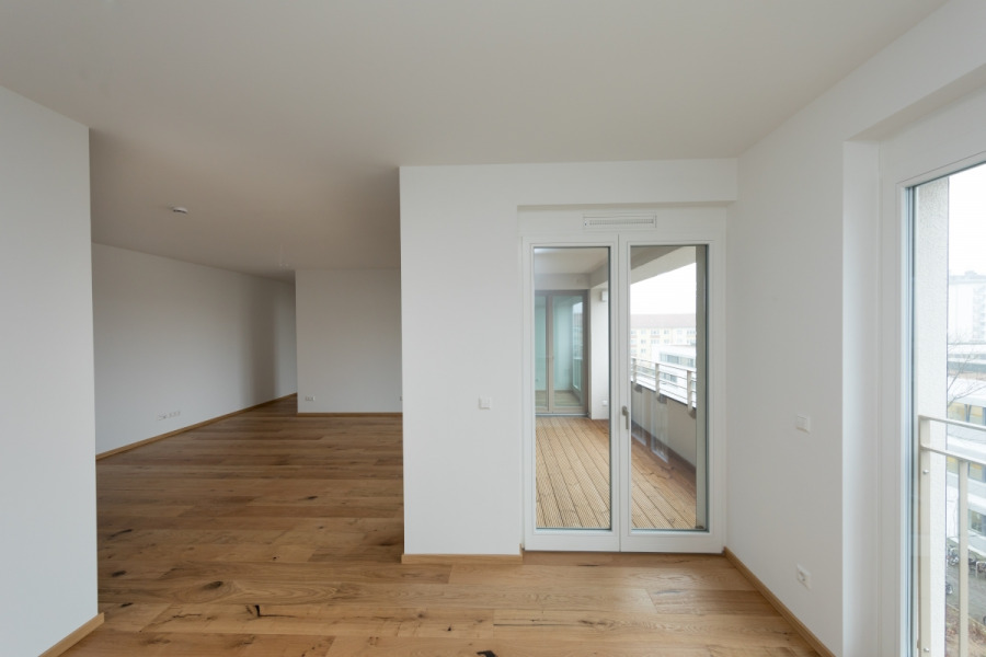 Blick von Küche zu WoZi + Loggia
