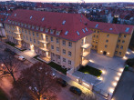 Luftbild Objekt am Abend - Attraktive 3-Zi.-Whg. mit sonniger Terrasse und eleganter Ausstattung in historischem Altbau